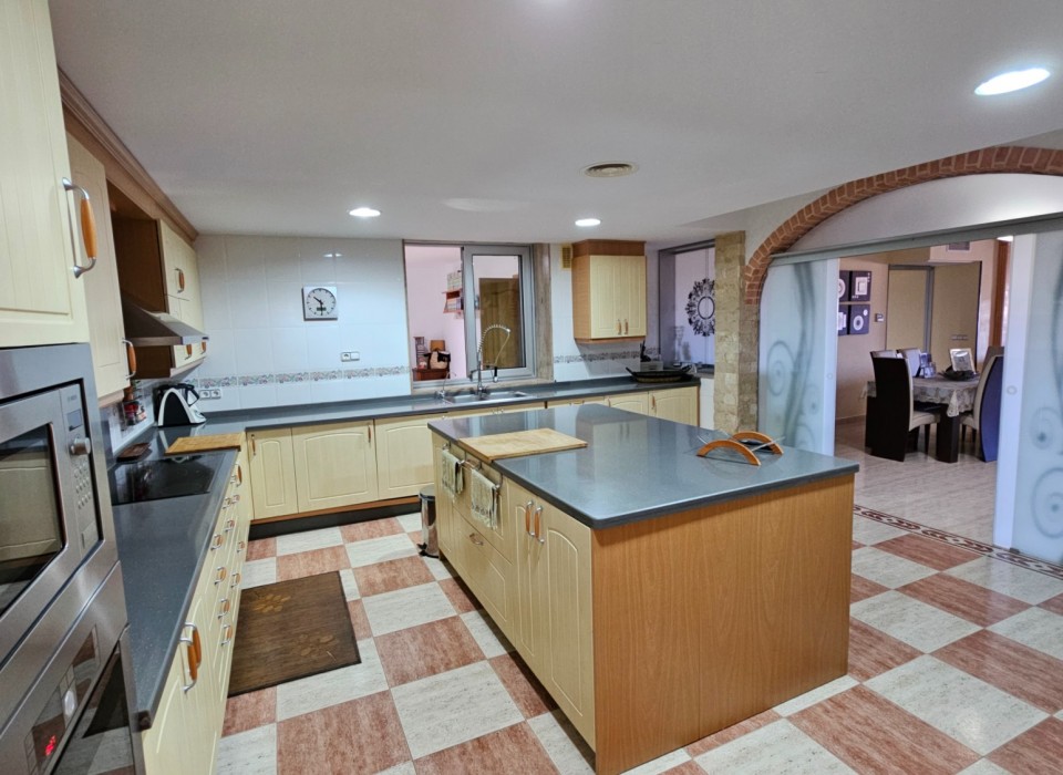 Island-shaped kitchen in luxury apartment in Hacienda del Hornillo Aguilas
